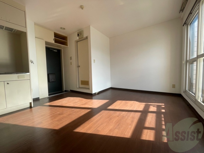 居室・リビング　リビングです。木目のフローリングが落ち着きますね。