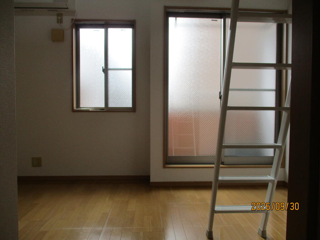 ハイネス西日暮里の居間写真