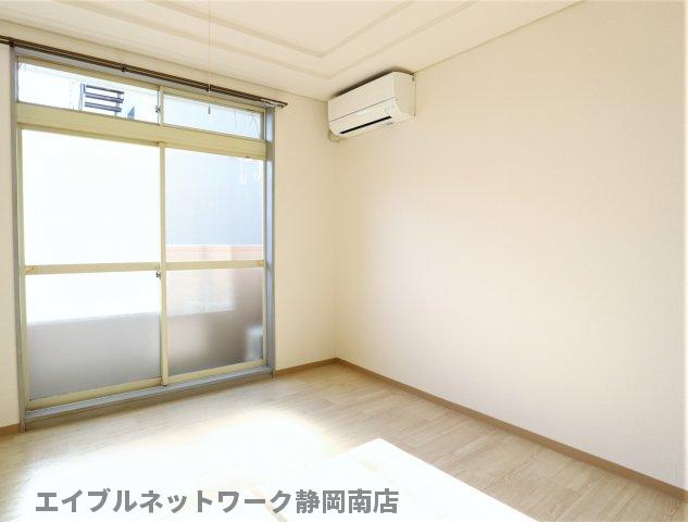 居室・リビング　日当たりの良い洋室です