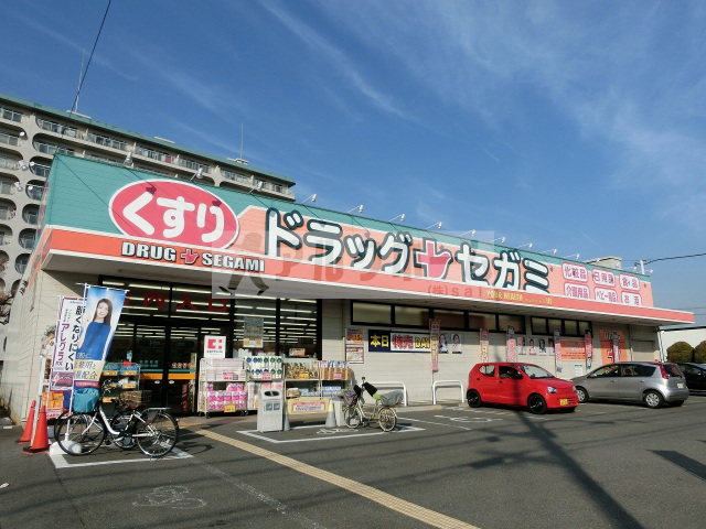 ドラックストア　クスリのアオキ南久宝寺店（ドラッグストア）まで613m