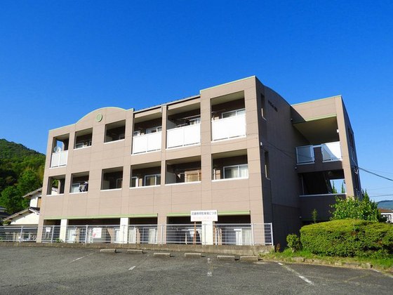 安芸郡熊野町平谷のマンションの建物外観