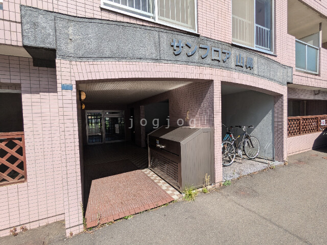 【札幌市中央区南十九条西のマンションのエントランス】