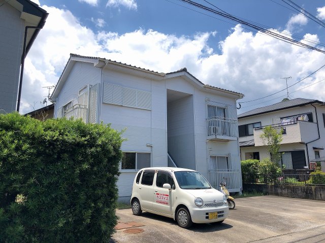 姶良市西餅田のアパートの建物外観