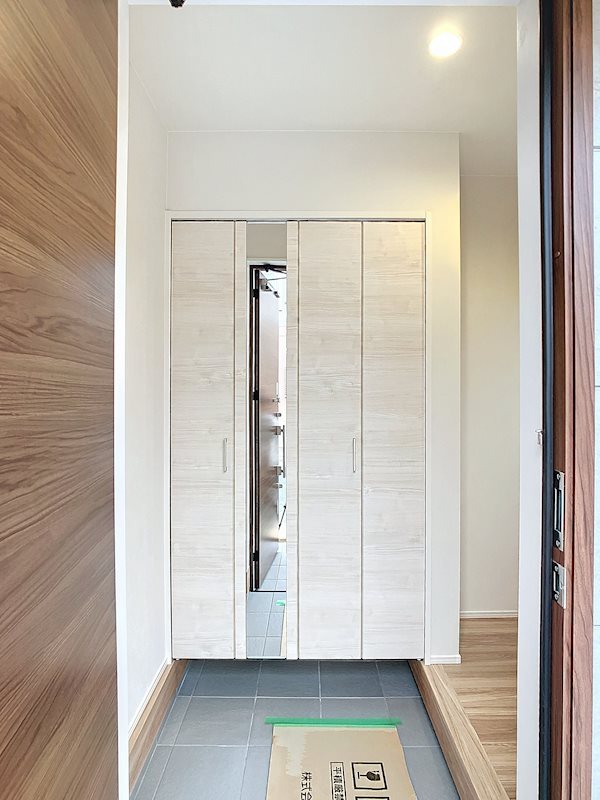 玄関　※G棟参照（左右反転）