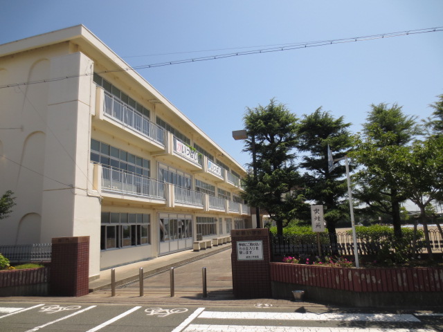 小学校　湖西市立新居小学校（小学校）まで871m