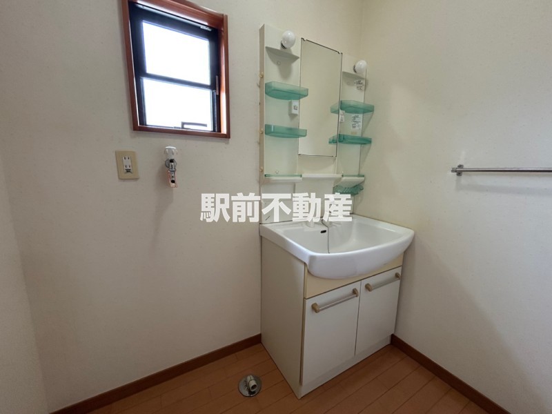 洗面設備　独立洗面台横に洗濯機置場！