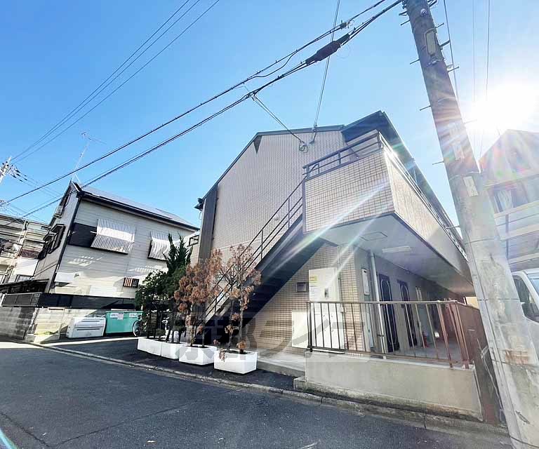 京都市右京区太秦安井小山町のマンションの建物外観