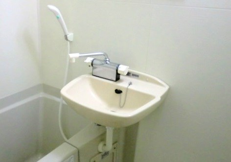 洗面設備　洗面台はバスルームに設置されています