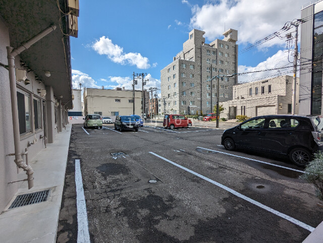 【札幌市西区二十四軒一条のマンションの駐車場】