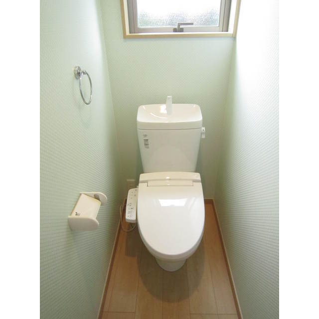 トイレ　温水洗浄便座と小窓付き