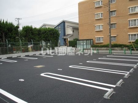 【市原市白金町のアパートの駐車場】