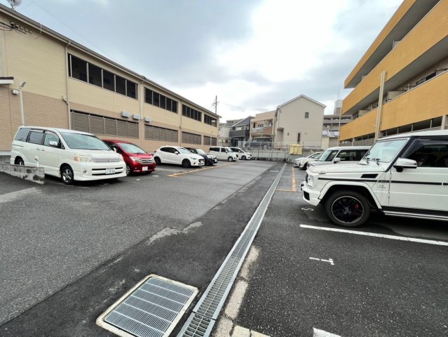 【大阪狭山市狭山のマンションの駐車場】