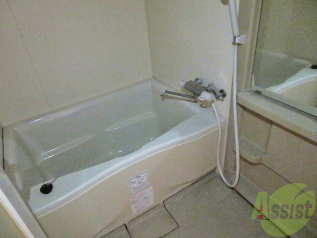 バス・シャワールーム　こちらはお風呂。一日の疲れをここで癒してください。