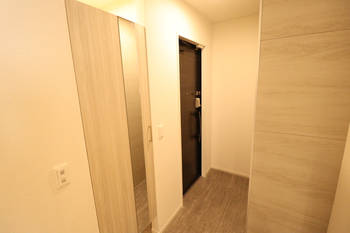 玄関　全身鏡付きのシューズボックス付き玄関です。