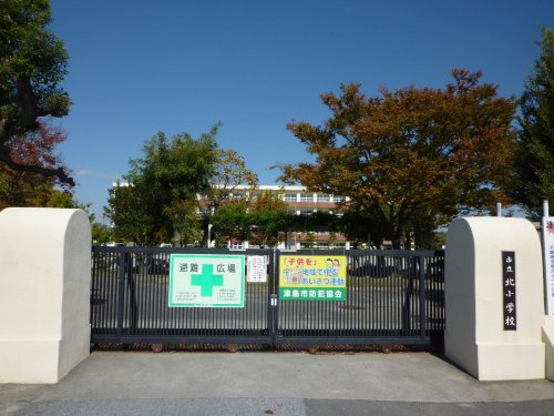 小学校　津島市立北小学校（小学校）まで393m