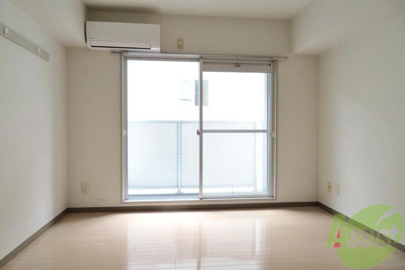 居室・リビング　南向きで陽当りはなかなかのワンルームのお部屋です