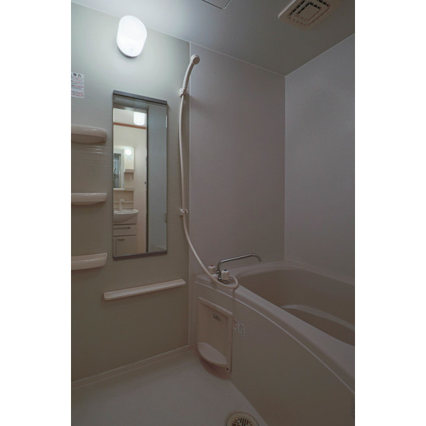 バス・シャワールーム　同じ建物の別の部屋