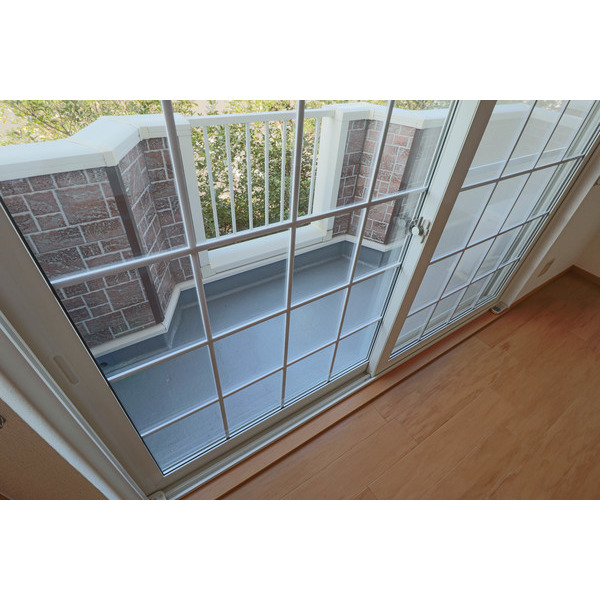 バルコニー　同じ建物の別の部屋