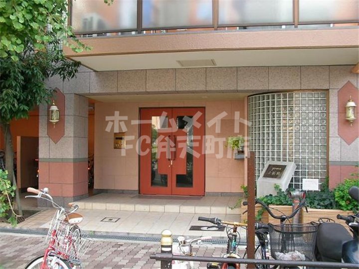 エントランス　落ち着いたエントランスです