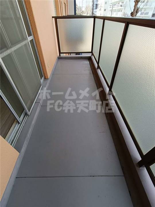 バルコニー　外からの目が気にならないバルコニーで洗濯物が干せます