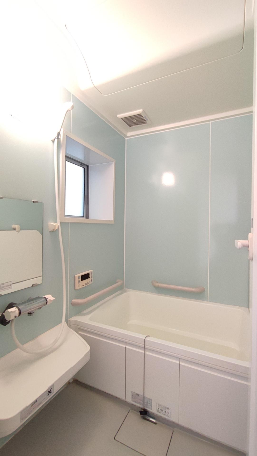 バス・シャワールーム　追い焚き機能付き、混合水栓、シャワーあり。