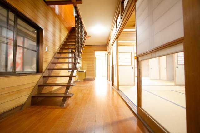 洗面設備　玄関から廊下、洗面台です！水のみ使用可能、お湯は出ません。