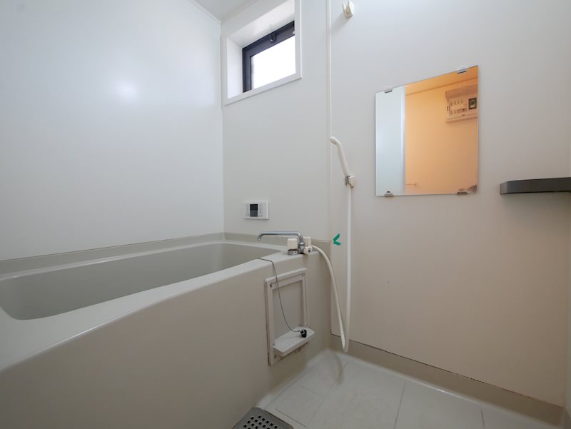 バス・シャワールーム　追焚き給湯、シャワー