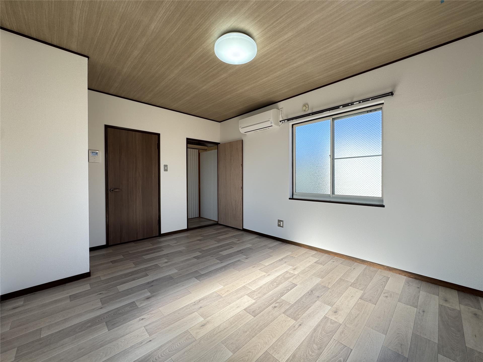 居室・リビング　2階角部屋☆広々洋室8帖♪