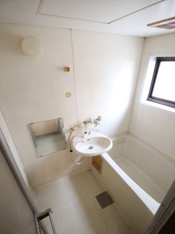 バス・シャワールーム　洗面化粧台付のUB　窓があり換気良好