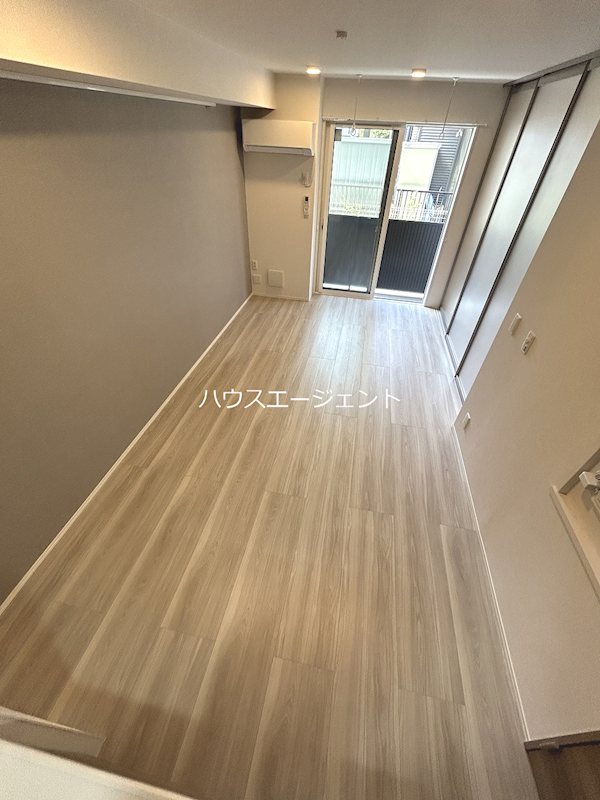 居室・リビング　12.5帖のLDK。扉を開ければ隣の洋室とつなげて使うことも