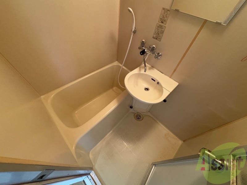 バス・シャワールーム　こちらはお風呂。一日の疲れをここで癒してください。