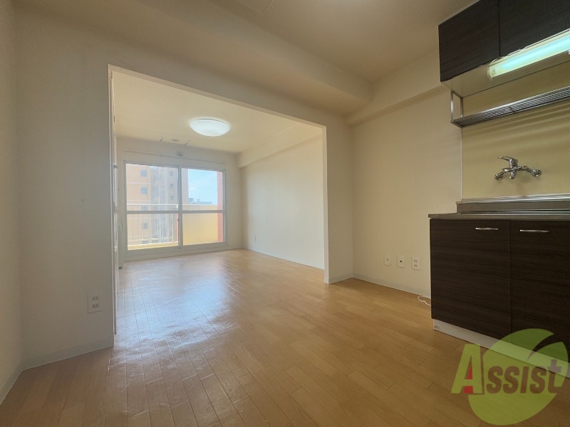 居室・リビング　日当たりが良くて心地よく過ごせそうなお部屋です。