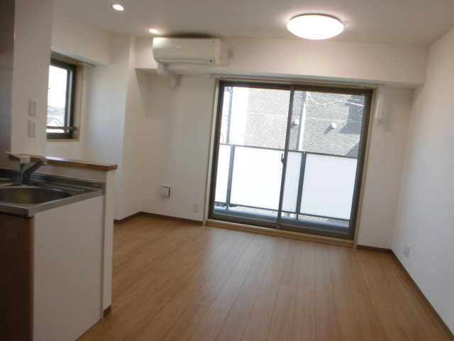 居室・リビング　12.6帖のリビングルーム。東向きです。角部屋です。