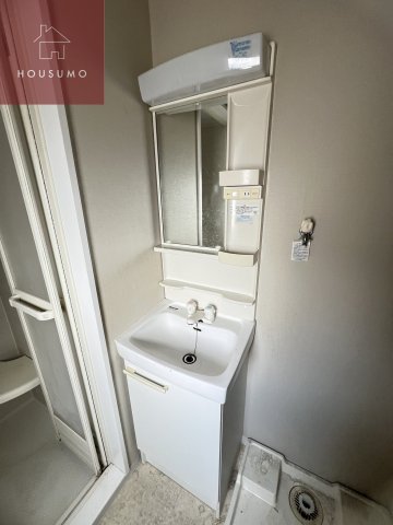 洗面設備　独立洗面台、小物を置くことができて便利です