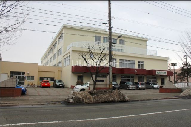 中学校　八軒中学校（中学校）まで185m