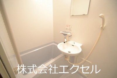 洗面設備　鏡付きの洗面台です。