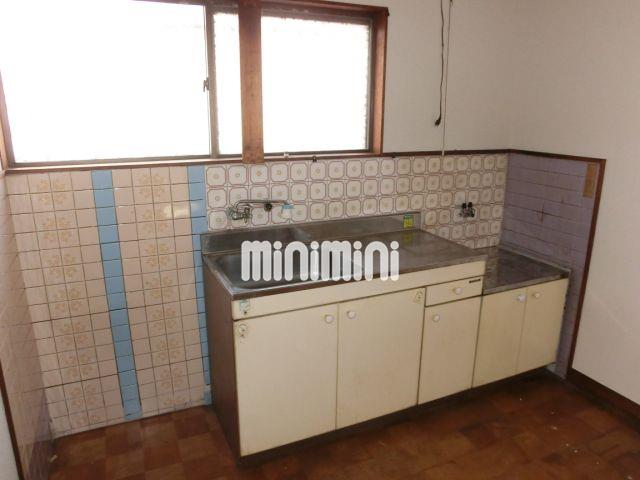 キッチン　小窓付のキッチンスペース