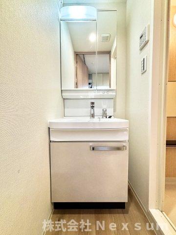 洗面設備　ゆったりとスペースのある洗面所