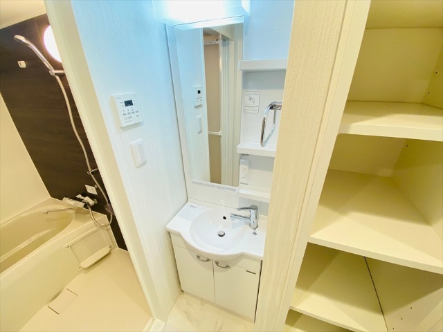 洗面設備　同一建物内３０２号室内装写真転載