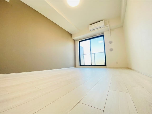 居室・リビング　同一建物内３０２号室内装写真転載