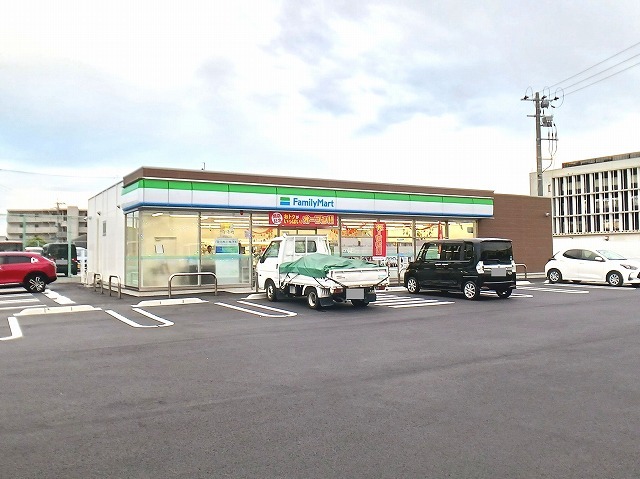 コンビニ　ファミリーマート　鶴崎店（コンビニ）まで300m