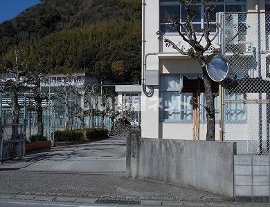 中学校　高知市立三里中学校（中学校）まで908m