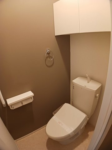 トイレ　落ち着いた色調のトイレです