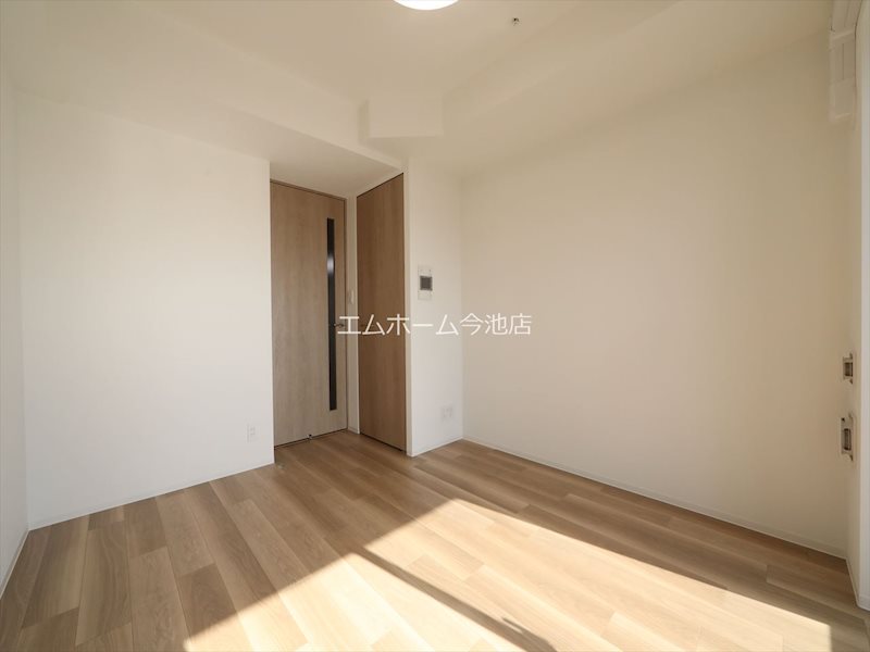 居室・リビング　洋室6.0帖　エアコン付　収納充実　バルコニー