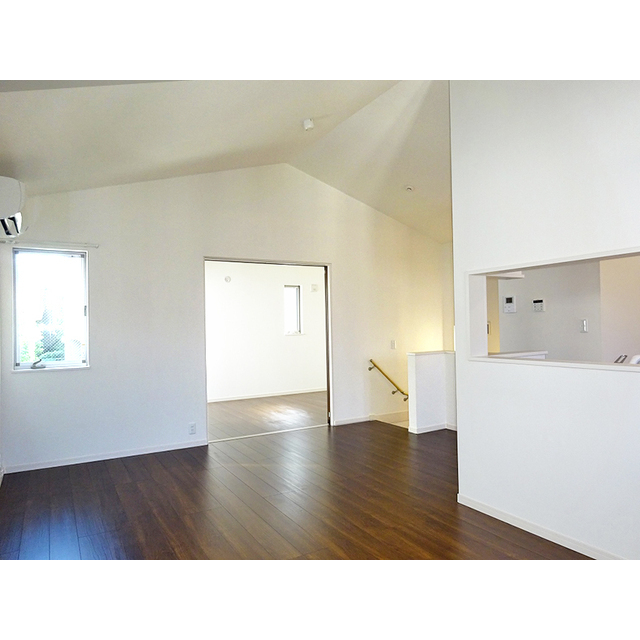 その他部屋・スペース　１階のお部屋はウッドデッキテラス付き