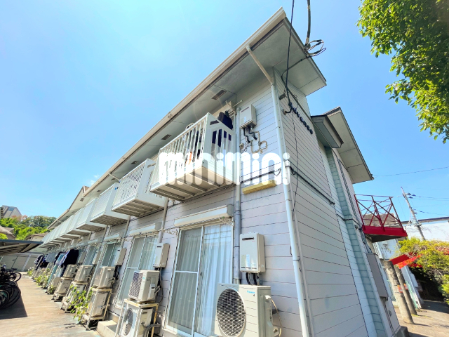 建物外観　落ち着いた外観に青空がとても似合うアパートです。