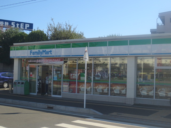 コンビニ　ファミリーマート 六会日大駅前店（コンビニ）まで748m