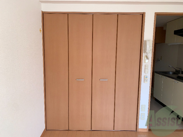 収納　リビングには大きい収納がございます。たくさん入りますね。