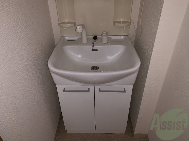 洗面設備　毎朝の支度が楽しみになる独立洗面台です。収納もあります。