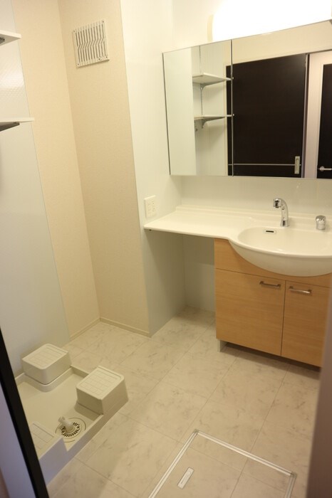 洗面設備　広々としたシャワー付き洗面化粧台※別室参考写真※